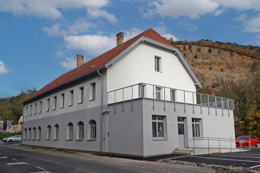 Das Gesundheitszentrum Kalkmetzen in Winzendorf, ein saniertes Haus am Fuß der Felswand.